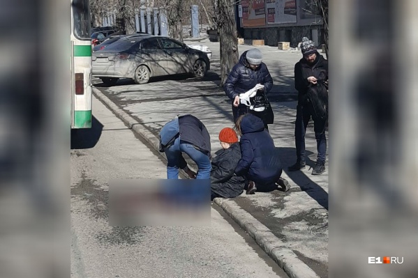 На помощь пострадавшей поспешили прохожие На помощь пострадавшей поспешили прохожие
