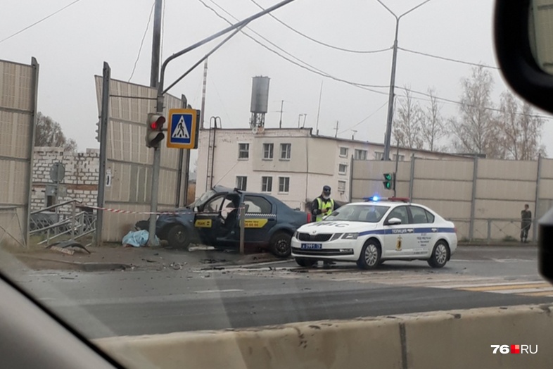 «Вылетел через лобовое стекло»: в Ярославле в ДТП погиб водитель такси