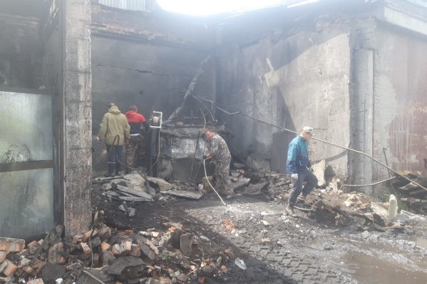 От взрыва обрушились части стены и кровли От взрыва обрушились части стены и кровли