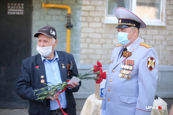 Ветерану Ибрагиму Шакирову (на фото слева) подарили букет гвоздик Ветерану Ибрагиму Шакирову (на фото слева) подарили букет гвоздик