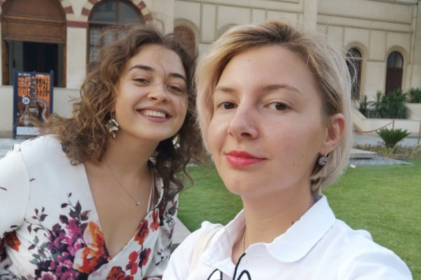 Эту фотографию Таня с сестрой сделали в декабре на лужайке перед египетским отелем. Тогда все еще было спокойно Эту фотографию Таня с сестрой сделали в декабре на лужайке перед египетским отелем. Тогда все еще было спокойно