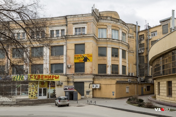 Сейчас центральный универмаг занят только чиновниками на четвертом этаже и музеем в подвале Сейчас центральный универмаг занят только чиновниками на четвертом этаже и музеем в подвале