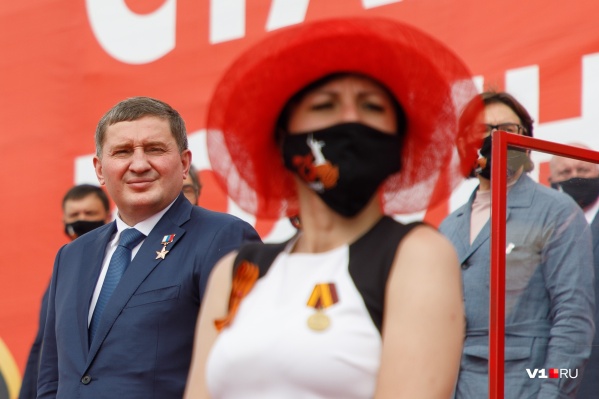 Андрей Бочаров отступил от установленного Роспотребнадзором дресс-кода Андрей Бочаров отступил от установленного Роспотребнадзором дресс-кода 
