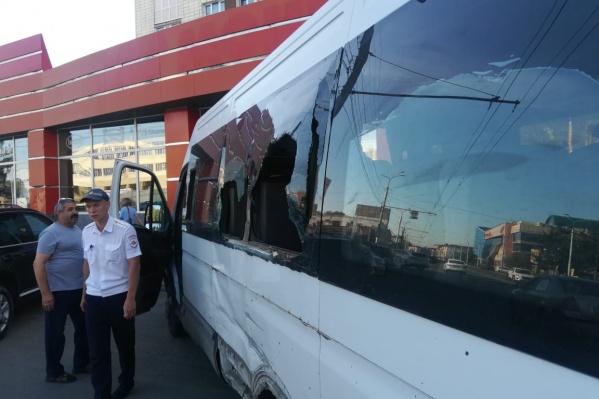 От сильного удара у автобуса разбились боковые стёкла От сильного удара у автобуса разбились боковые стёкла