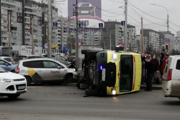 Аварию спровоцировал таксист с маркировкой «Яндекса» Аварию спровоцировал таксист с маркировкой «Яндекса»