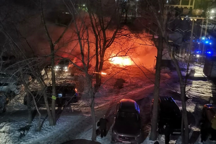 Возле детского сада в Новосибирске загорелся автомобиль — пожар сняли на видео