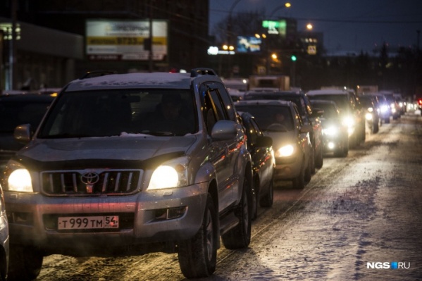 Причиной заторов стал не только час пик, но и несколько аварий на дорогах города Причиной заторов стал не только час пик, но и несколько аварий на дорогах города