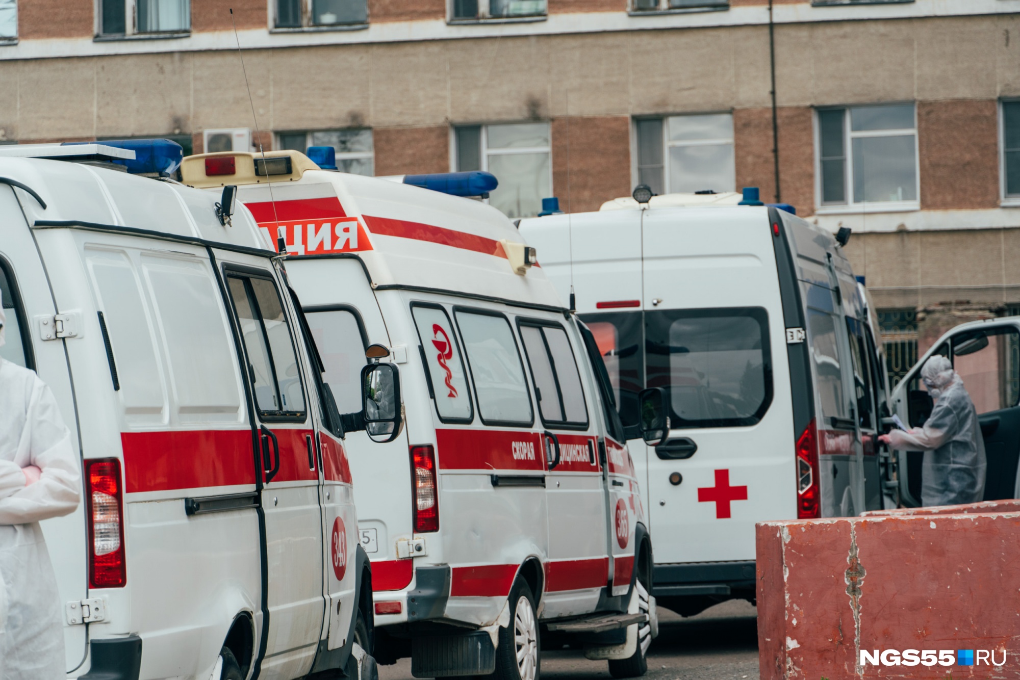 В Омске родственники пациентки с коронавирусом напали на бригаду скорой помощи