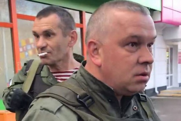 В лицо брызнул охранник, который на фото на втором плане В лицо брызнул охранник, который на фото на втором плане