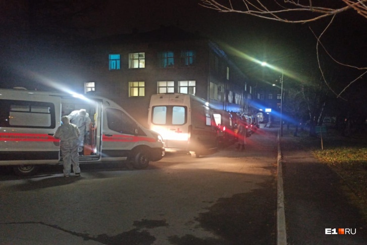 В очереди больше 10 машин скорой В очереди больше 10 машин скорой