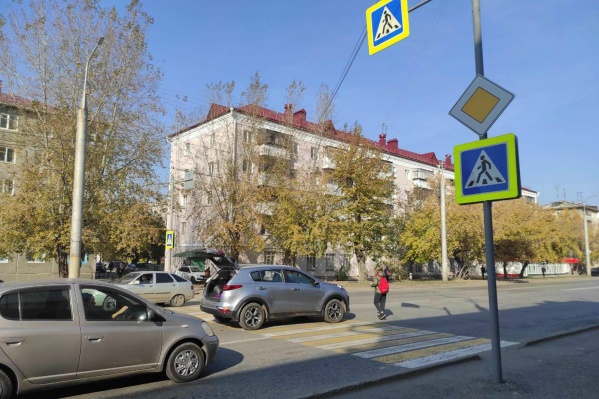 Девочка переходила дорогу по нерегулируемому пешеходному переходу Девочка переходила дорогу по нерегулируемому пешеходному переходу