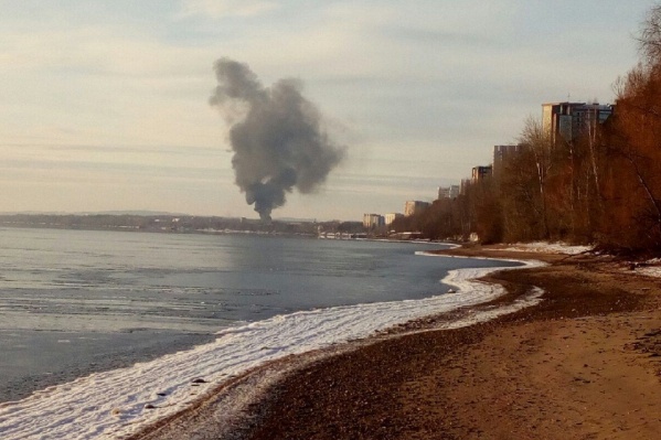 Столб дыма было видно издалека Столб дыма было видно издалека