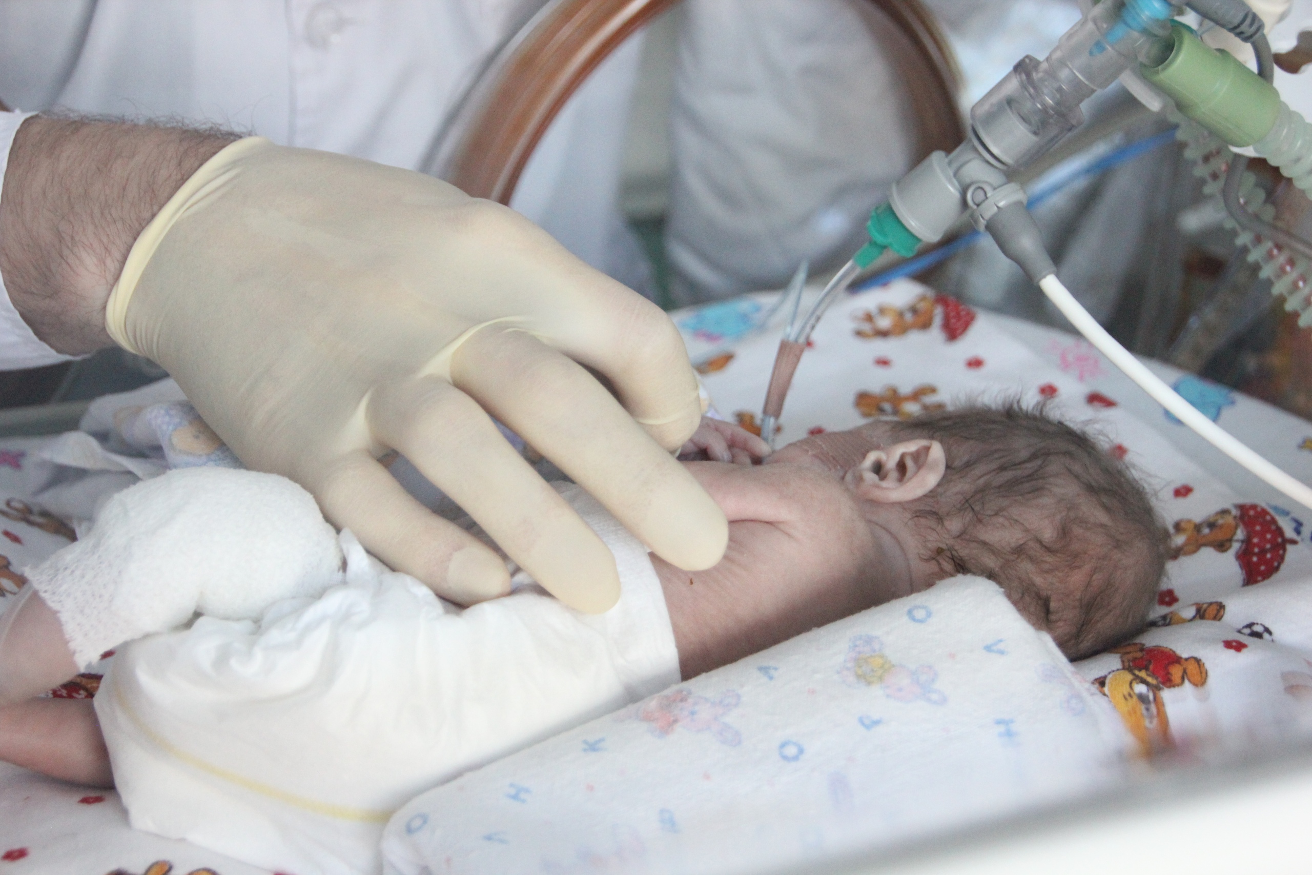 В Челябинске врачи спасли ребёнка, родившегося на седьмом месяце с весом в 490 граммов