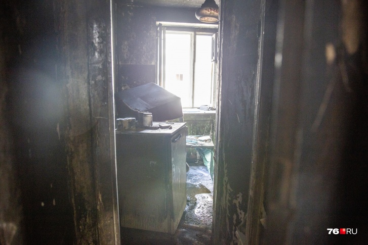 Пожар в квартире спасатели МЧС тушили чуть больше часа