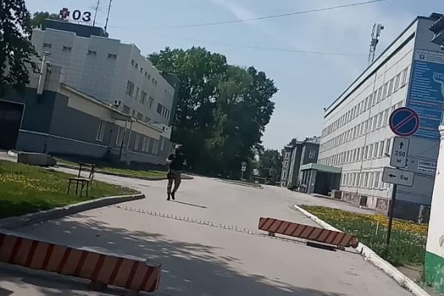 «Такие ограждения и вооруженного охранника установили на въезде в 12 поликлинику и никого не пускают, раньше такого не было», — написал нам читатель Артем, приславший фото. «Такие ограждения и вооруженного охранника установили на въезде в 12 поликлинику и никого не пускают, раньше такого не было», — написал нам читатель Артем, приславший фото.