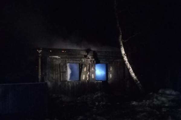 Когда пожарные приехали на вызов, дом горел открытым огнем Когда пожарные приехали на вызов, дом горел открытым огнем