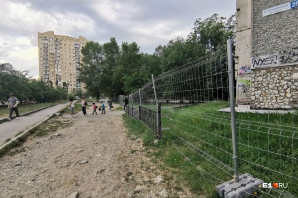 Сквер по периметру обнесли забором Сквер по периметру обнесли забором