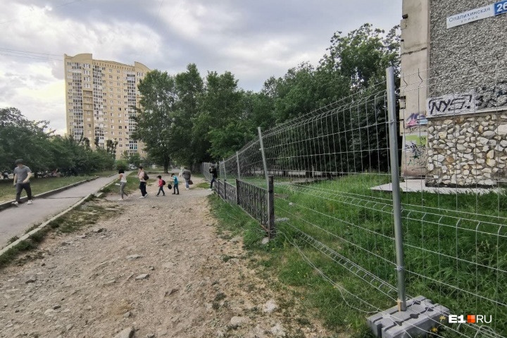 Жители Екатеринбурга вызвали чиновников на улицу из-за ремонта сквера. Прямой эфир