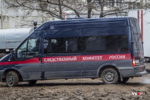 Мужчины не смогли мирно решить спор — резать сало вдоль или поперек Мужчины не смогли мирно решить спор — резать сало вдоль или поперек