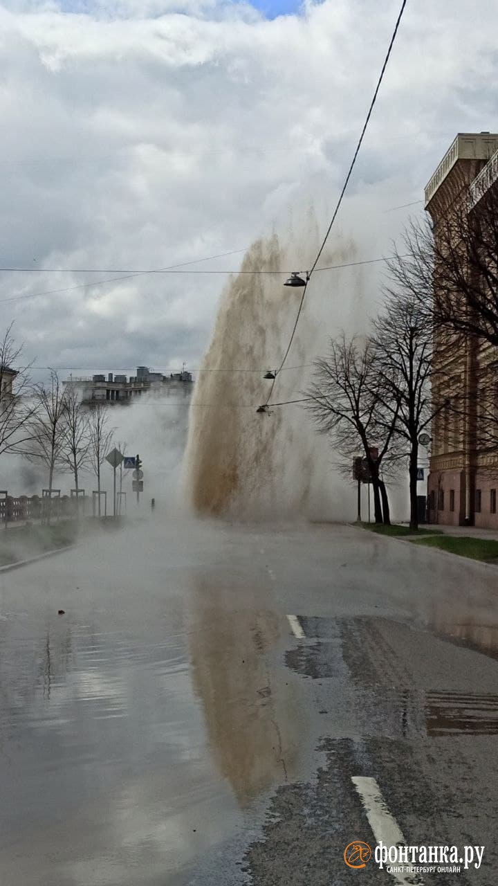 Движение по Большой Морской частично закрыто из-за прорыва. Вместо фонтана — дыра в асфальте