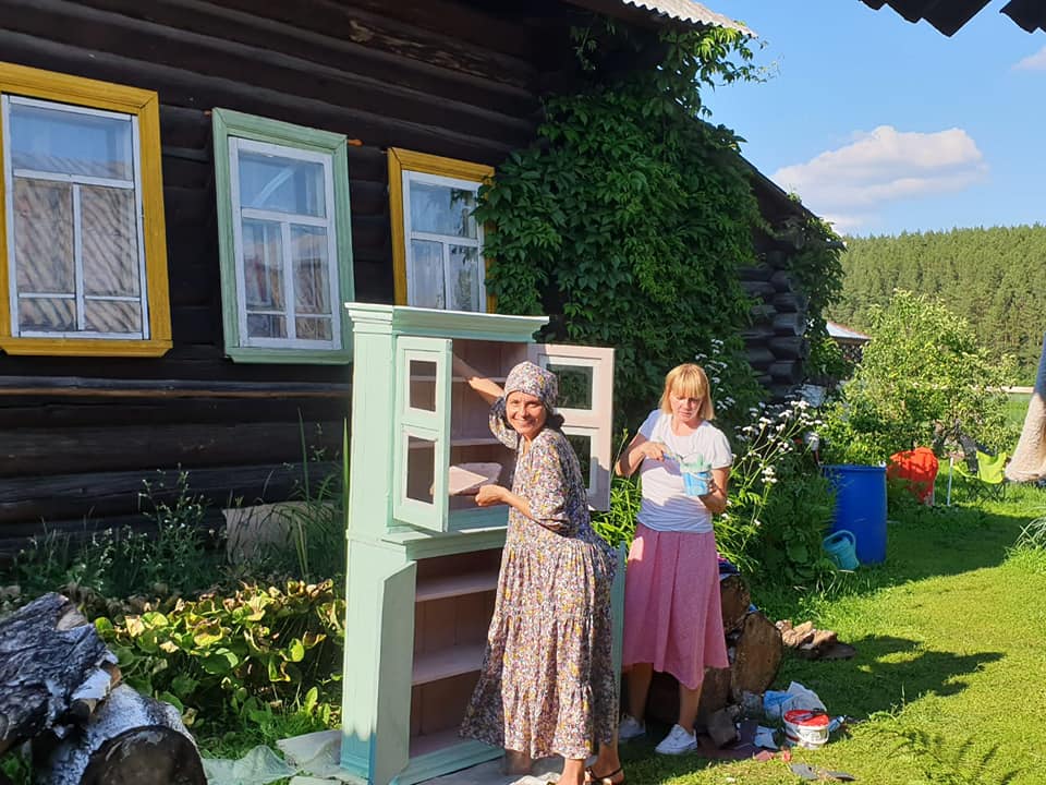 Хозяева дома ничего не покупали специально: что-то находили на барахолках, что-то получали в подарок. Этот старый буфет (на фото) Светлана с помощниками преобразили на свой лад: ошкурили, перекрасили. Как вам результат? Хозяева дома ничего не покупали специально: что-то находили на барахолках, что-то получали в подарок. Этот старый буфет (на фото) Светлана с помощниками преобразили на свой лад: ошкурили, перекрасили. Как вам результат?