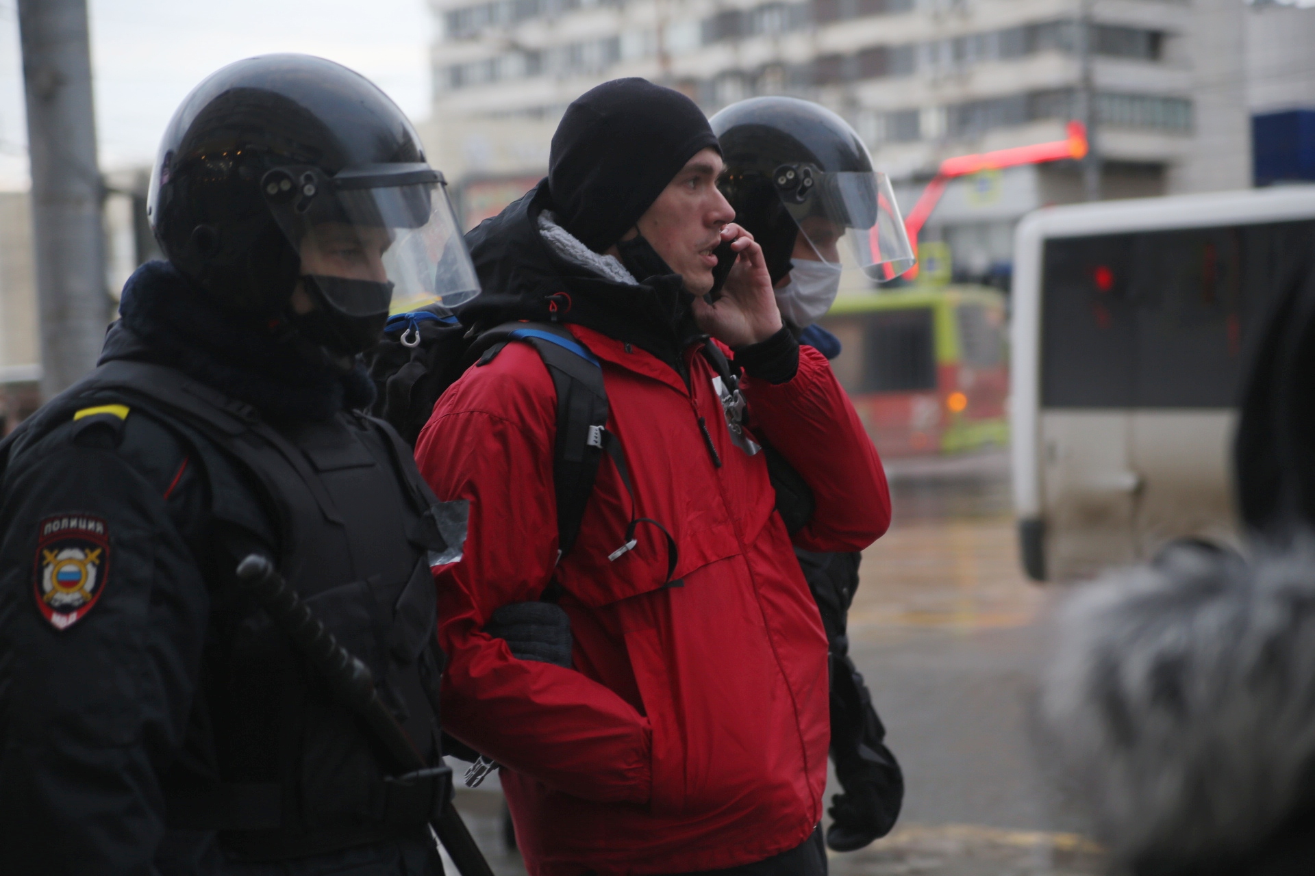 Выступавшего Илью Кравченко ведут в автозак, даже не мешая разговаривать по телефону Выступавшего Илью Кравченко ведут в автозак, даже не мешая разговаривать по телефону