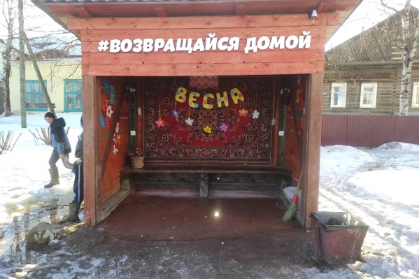 К весне остановку украсили, а еще ребята организовали тут дежурство, чтобы на ней всегда были чистота и порядок К весне остановку украсили, а еще ребята организовали тут дежурство, чтобы на ней всегда были чистота и порядок