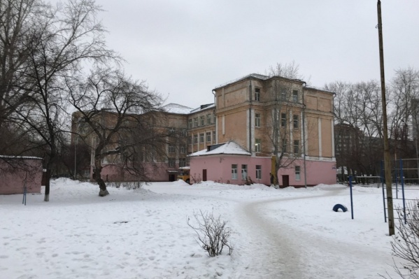 Здание школы на Красных Зорь доживает свои последние годы Здание школы на Красных Зорь доживает свои последние годы