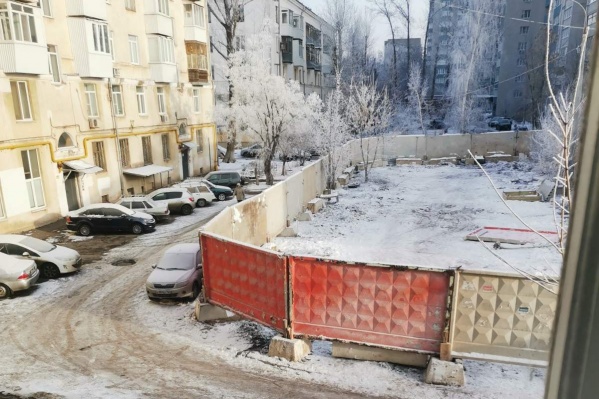 На стройплощадке уже установили забор На стройплощадке уже установили забор