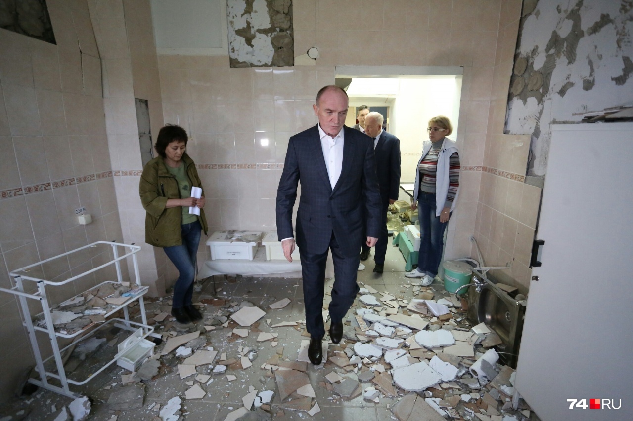 Губернатор Борис Дубровский в 2018 году осматривает пострадавшее здание больницы и обещает оперативное решение вопроса с капремонтом Губернатор Борис Дубровский в 2018 году осматривает пострадавшее здание больницы и обещает оперативное решение вопроса с капремонтом