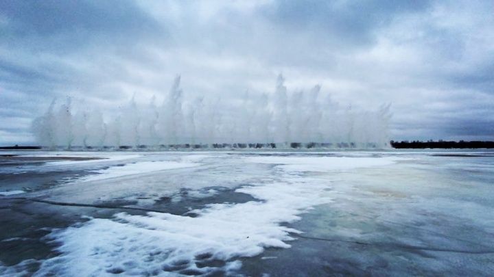 Грохот и фонтаны: смотрите, как эпично взрывают лед на Северной Двине