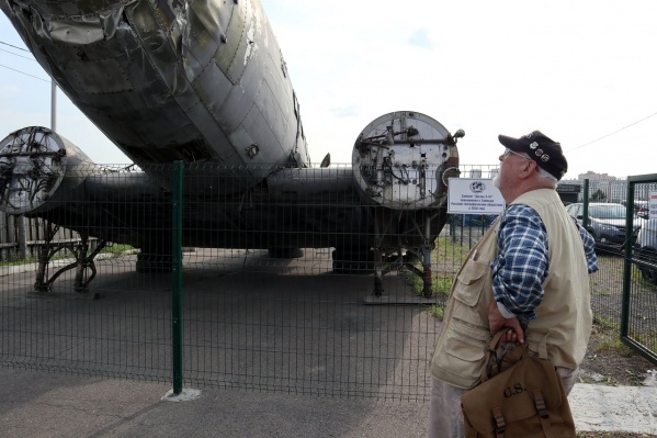 Самолет стоит на площадке в Солнечном, где его поэтапно реставрируют