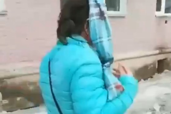 Лед упал женщине прямо на голову Лед упал женщине прямо на голову