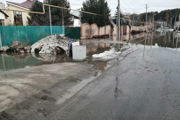 Вода залила целую улицу Вода залила целую улицу