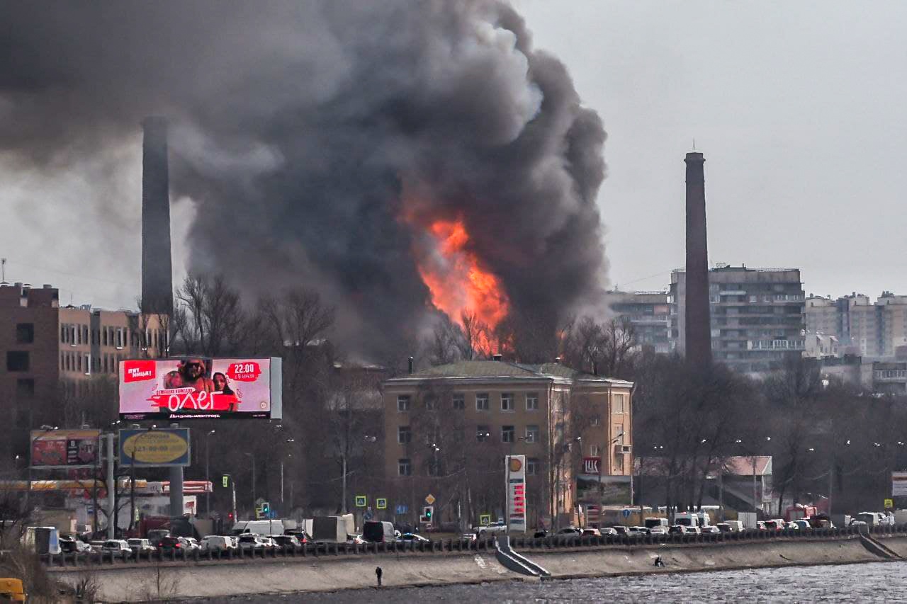 На Октябрьской набережной полыхают 1500 квадратных метров. Машины по магистрали едут в дыму