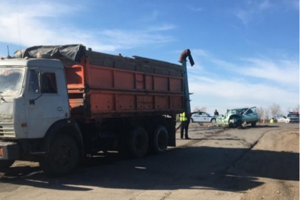 Значительный удар пришелся в правую сторону легковушки Значительный удар пришелся в правую сторону легковушки