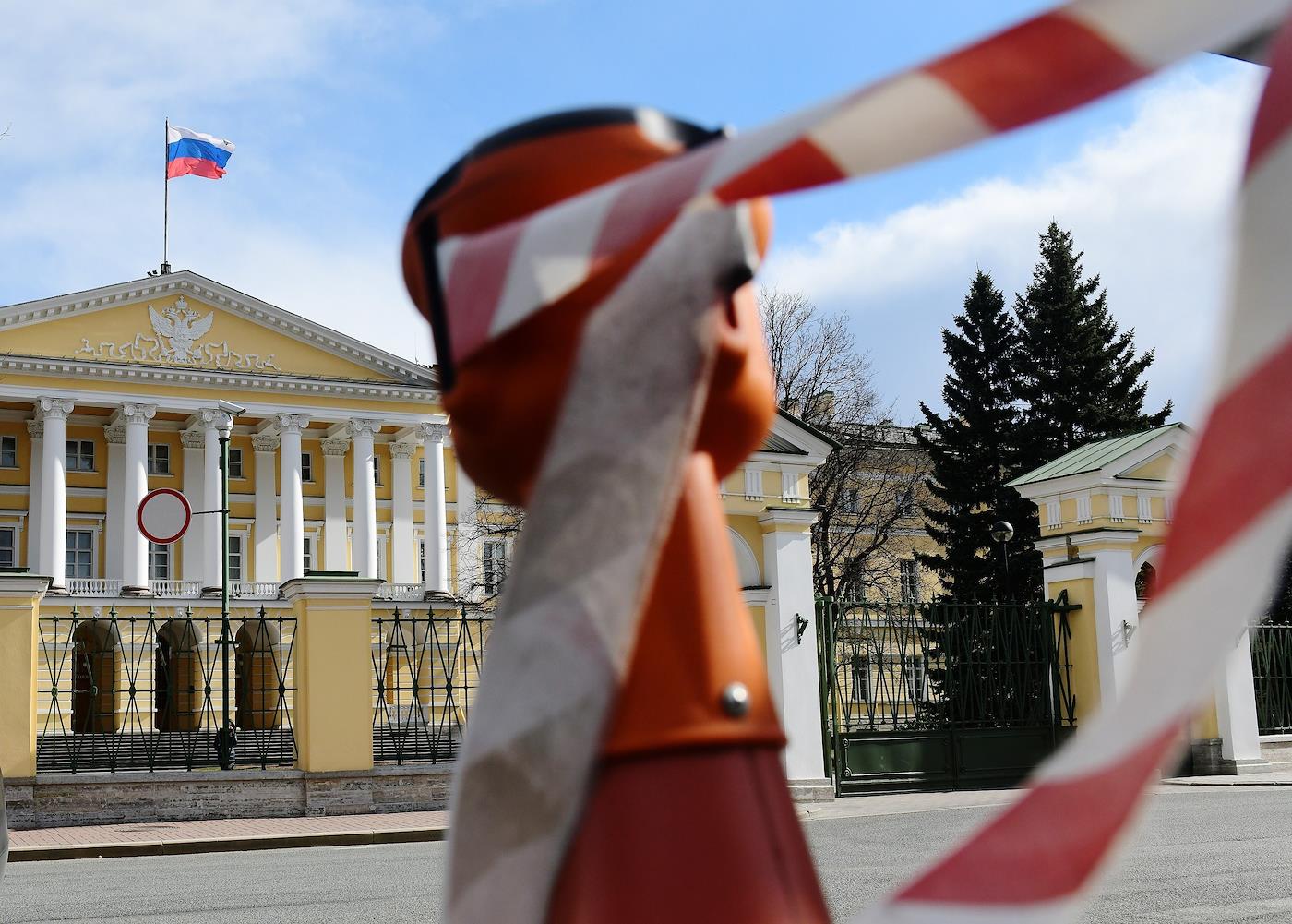 Пятипроцентный «налог» на независимость. Смольный ставит на контроль траты муниципалов