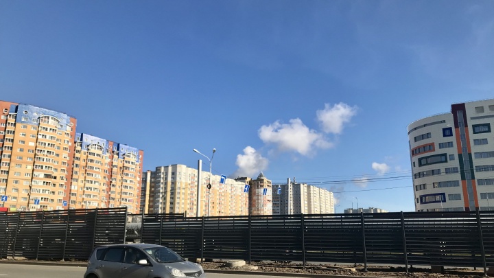 На проспекте Пролетарском в Сургуте установили защитное ограждение на теплотрассе