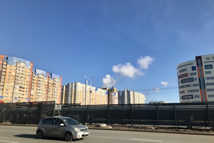 Энергетики Сургута смонтировали, установили и будут содержать ограждение трубы Энергетики Сургута смонтировали, установили и будут содержать ограждение трубы