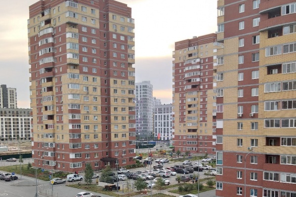 По словам очевидцев, выпавший из окна человек приземлился на козырек подъезда По словам очевидцев, выпавший из окна человек приземлился на козырек подъезда