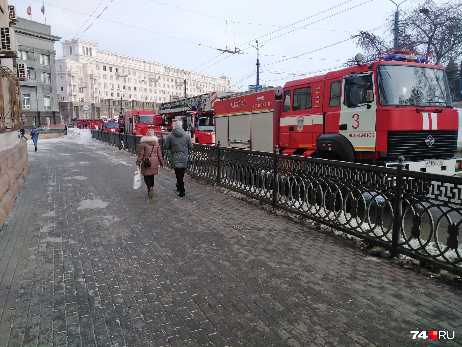 К переходу сразу после взрыва примчались несколько пожарных машин и две скорые К переходу сразу после взрыва примчались несколько пожарных машин и две скорые