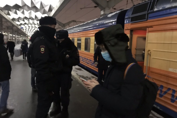 В Санкт-Петербурге активистов снимают с поездов и задерживают в аэропорту