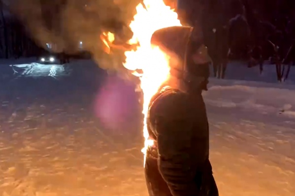 В кадре — человек в горящей одежде В кадре — человек в горящей одежде