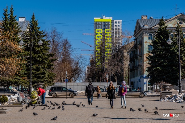 Гулять на свежем воздухе относительно безопасно, считают в Роспотребнадзоре. А вот от общения с большими компаниями санитарные врачи просят воздержаться Гулять на свежем воздухе относительно безопасно, считают в Роспотребнадзоре. А вот от общения с большими компаниями санитарные врачи просят воздержаться
