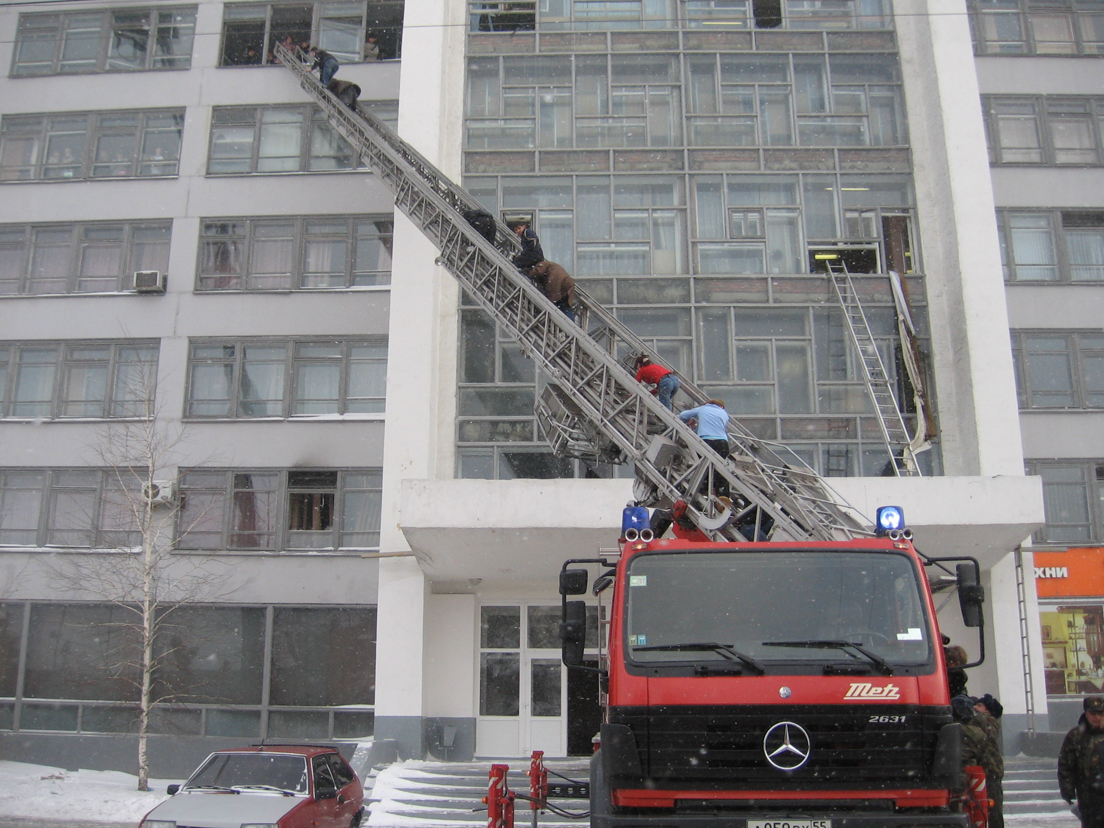 Омские пожарные вспомнили, как 13 лет назад загорелся колледж с почти 600 студентами внутри