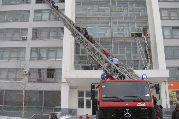 Студентам и педагогам пришлось выбираться из горящего здания по приставной лестнице Студентам и педагогам пришлось выбираться из горящего здания по приставной лестнице