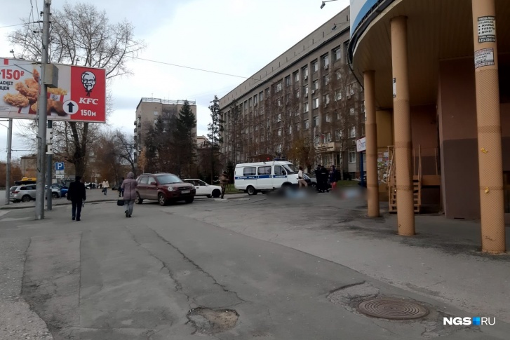 На месте работает полиция На месте работает полиция