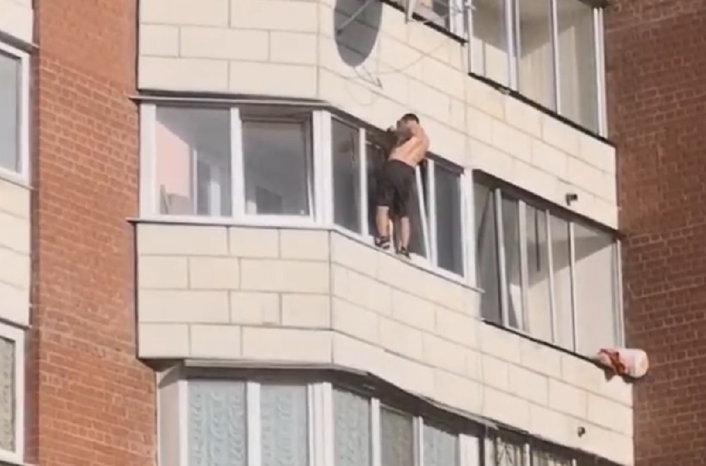 В Екатеринбурге мужчина разбился насмерть, пытаясь залезть на балкон к бывшей жене