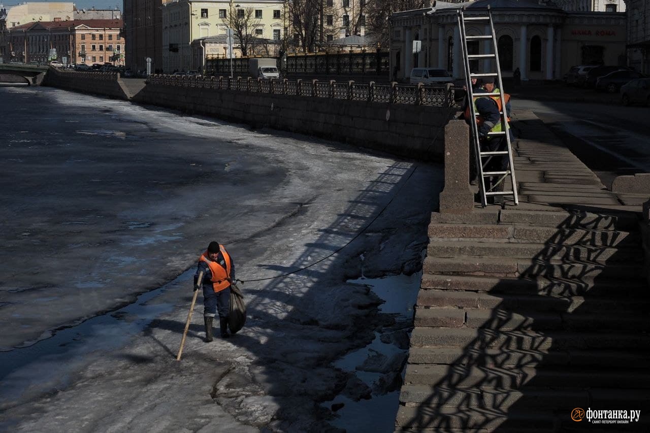 Приключение таблички у Аничкова моста. Сбор мусора со льда в центре Петербурга превратился для работяг в опасный челлендж