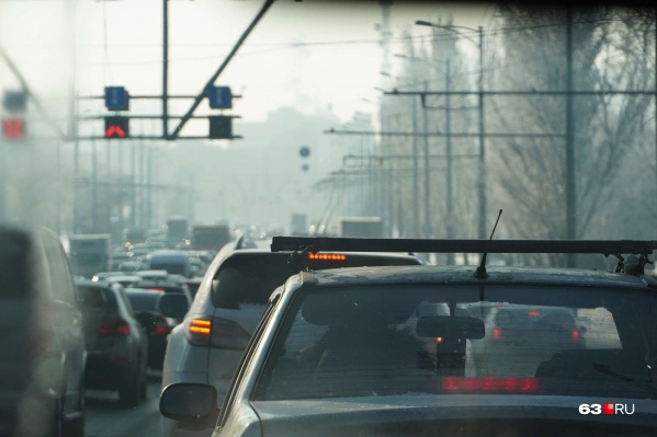 Движение было парализовано на участке Московского шоссе от проспекта Кирова до улицы Советской Армии Движение было парализовано на участке Московского шоссе от проспекта Кирова до улицы Советской Армии